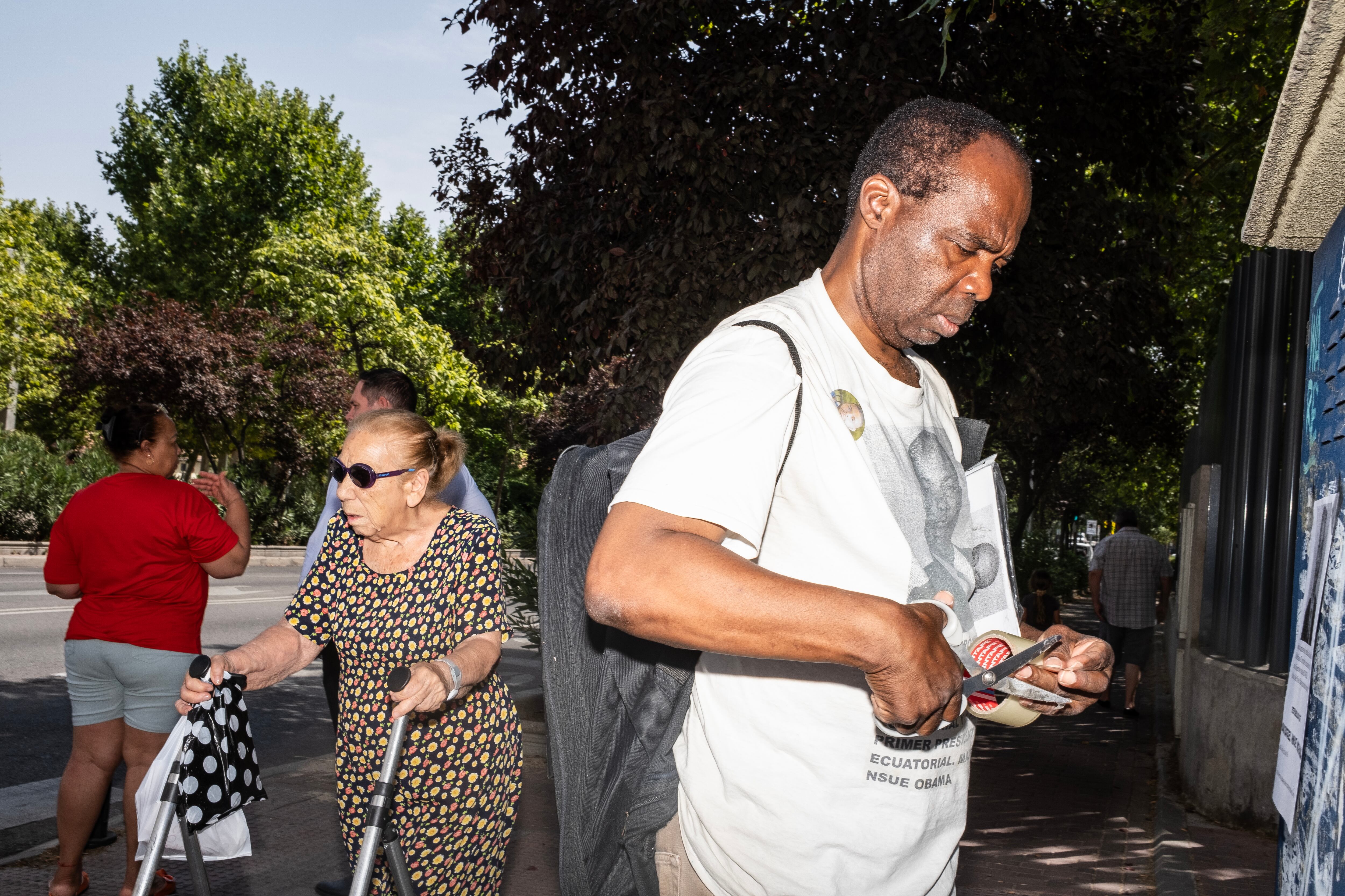 
Mariano José Nsué Obama pegando carteles por Villaverde. 
