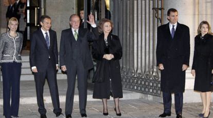 Sonsoles Espinosa, Zapatero, el rey Juan Carlos, la reina Sofía, el príncipe Felipe y doña Letizia, a la entrada del Teatro Real.