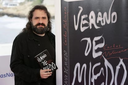 El guionista de cine y televisión Carlos Molinero posa para los medios gráficos tras ganar hoy el Premio Minotauro 2014 con la novela "Verano de miedo".