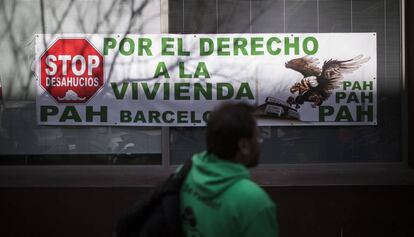 Protesta de la PAH ante las oficinas de vivienda del Ayuntamiento de Barcelona.