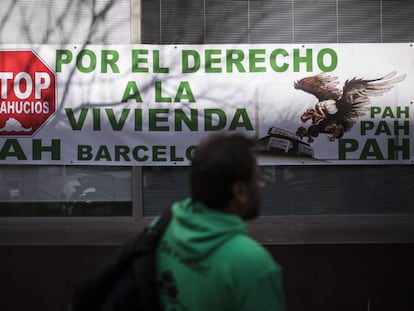 Protesta de la PAH ante las oficinas de vivienda del Ayuntamiento de Barcelona.