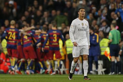 Esta es la imagen del último derbi, el de la primera vuelta en noviembre del año pasado, en el que el Barcelona ganó 0-4 en el Santiago Bernabéu. Cristiano Ronaldo representa al madridismo aquel día.