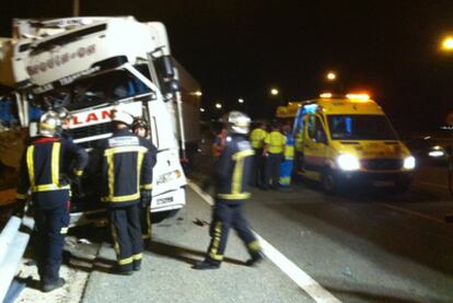 El Samur atiende a los dos conductores de los dos camiones que han colisionado en la M-50. Los dos fueron trasladados al hospital en estado muy grave y uno de ellos ha muerto.