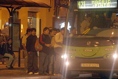 Inmigrantes ecuatorianos, el pasado viernes, cuando se dirigían a trabajar en Madrid.