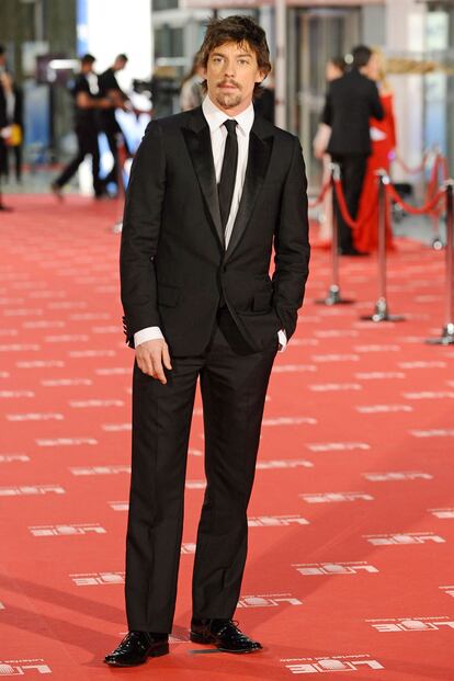 Adrián Lastra, nominado al mejor actor revelación, muy elegante con un esmoquin y corbata.