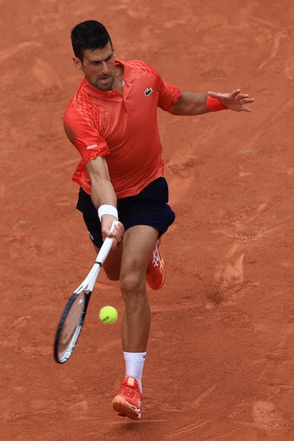 Djokovic golpea la pelota durante la final.