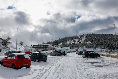 Nieve en la estación de Navacerrada, Madrid, este viernes.