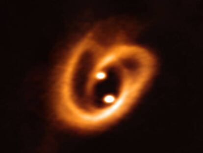 Imagen del nacimiento de dos estrellas capturado por el Atacama Large Millimeter/submillimeter Array (ALMA).