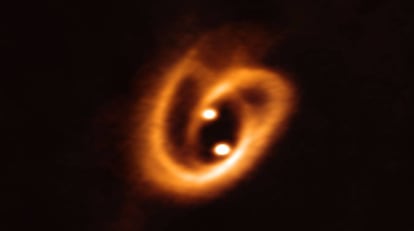 Imagen del nacimiento de dos estrellas capturado por el Atacama Large Millimeter/submillimeter Array (ALMA).