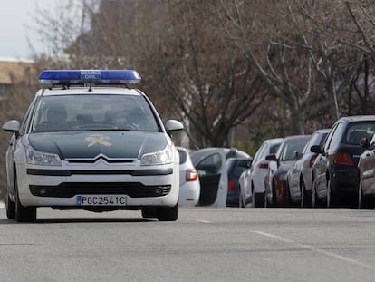 Un coche patrulla de la Guardia Civil en Majadahonda (Madrid).