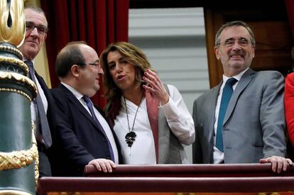 El líder del PSC, Miquel Iceta (segundo por la izquierda), conversa con la líder del Partido Socialista en Andalucía, Susana Díaz.