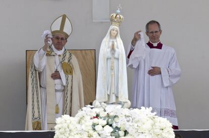 El papa Francisco (izquierda) y el Maestro de las Celebraciones Litúrgicas Pontificias, Guido Marini, saludan con unos pañuelos blancos a la Virgen de Fátima, el 13 de mayo.