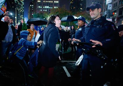 Una mujer se enfrenta a un agente de policía durante la protesta contra el triunfo de Donald Trump en la ciudad de Nueva York.