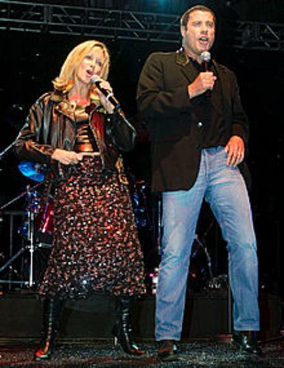 Olivia Newton-John y John Travolta, durante su actuación. PLANO ENTERO - ESCENA