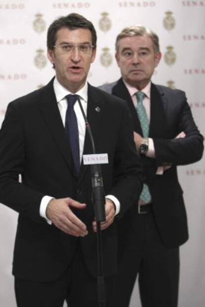 Feijóo durante la rueda de prensa en el Senado