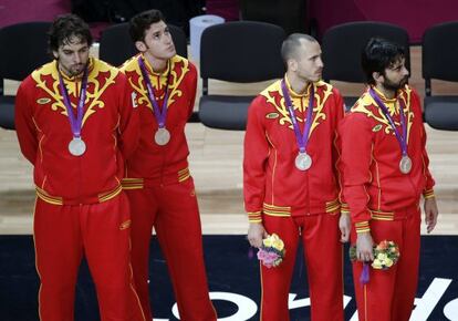 Pau Gasol, Rudy Fernández, Sergio Rodriguez y Juan Carlos Navarro, durante la entrega de medallas