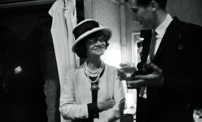 Coco Chanel y el fotógrafo Douglas Kirkland.