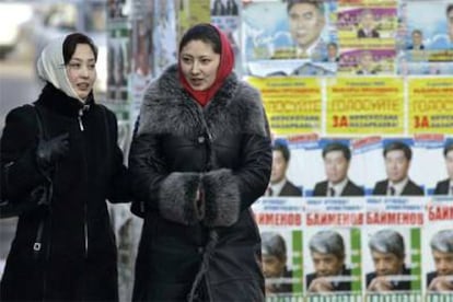 Dos jóvenes pasan por delante de carteles electorales en Astaná, la capital kazaja.