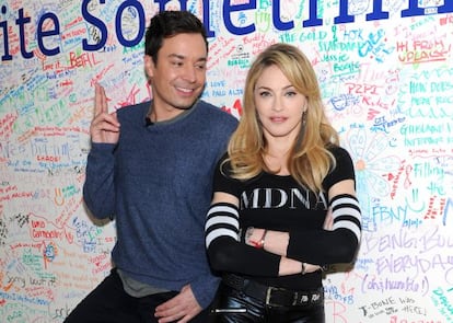 El presentador Jimmy Fallon bromeando con Madonna. Está por ver quién es más famoso de los dos.