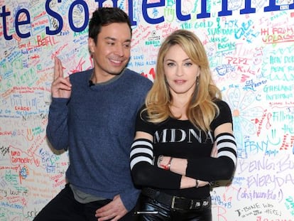 El presentador Jimmy Fallon bromeando con Madonna. Está por ver quién es más famoso de los dos.