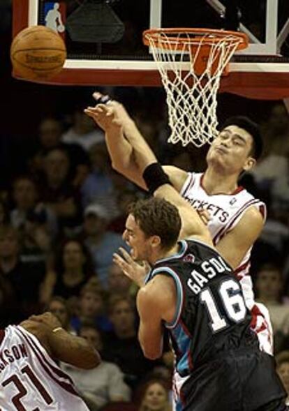 Yao Ming y Gasol disputan el balón en un partido entre Houston Rockets y Memphis Grizzlies en la NBA.