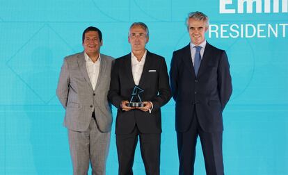 Ignacio Soto, director general de la Cadena SER y Antonio Crespo, director comercial de Michelin España y Portugal, entregan el premio SER a la sostenibilidad y la tecnología a Emilio Herrera, presidente de Kia España, por el Kia EV9.