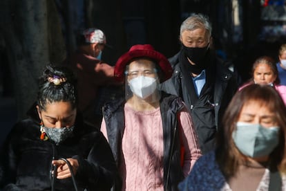 El foco está puesto en la llegada de turistas de Estados Unidos, donde ya se refleja el impacto de ómicron. Una turista camina por las calles del centro histórico de la capital.