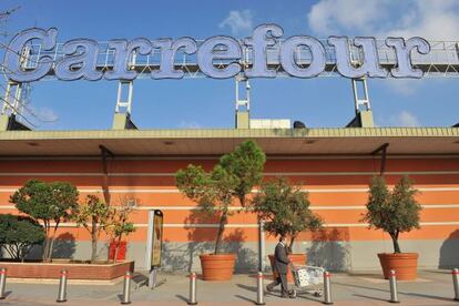 Exterior de un supermercado de Carrefour.