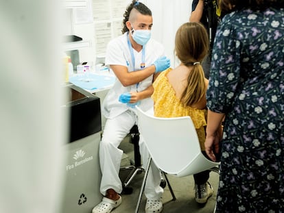 Un sanitario pone una vacuna en Barcelona.