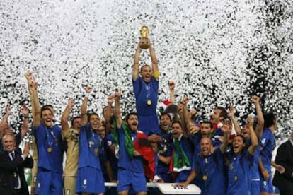 Cannavaro levanta el trofeo en medio de la explosión triunfal de los italianos.