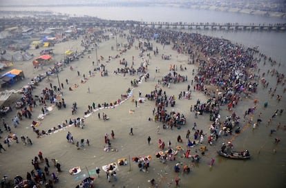 Devotos hindúes se reúnen para tomar un baño sagrado durante el festival anual de Magh Mela en Allahabad (India).