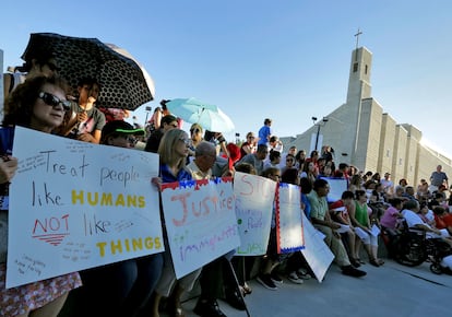Personas protestan frente a una iglesia católica en El Paso, Texas, en solidaridad con las familias de inmigrantes separadas, en junio de 2018.