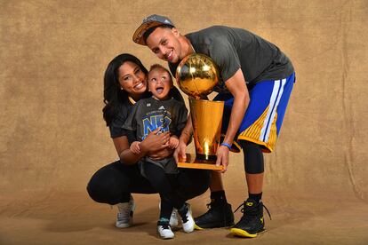 La pareja, con su hija Riley, celebrando el título de la NBA.