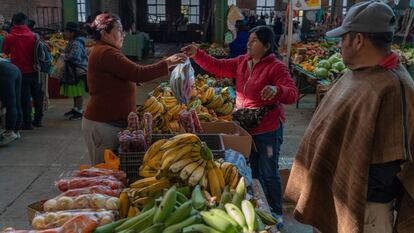 Una mujer compra frutas frescas en el mercado Silvia, en Cauca (Colombia), en 2022.