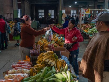 Una mujer compra frutas frescas en el mercado Silvia, en Cauca (Colombia), en 2022.
