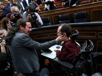 Pablo Iglesias, emocionado, saluda a Pablo Echenique, en el Congreso.