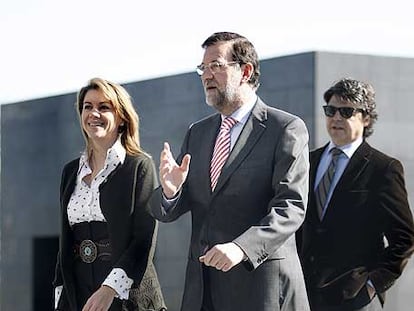 De Cospedal, Rajoy y Moragas, ayer antes de la reunión.