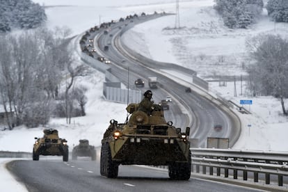 Un convoy de vehículos blindados de las Fuerzas Armadas rusas se desplazaba por una carretera de Crimea, el pasado día 18.