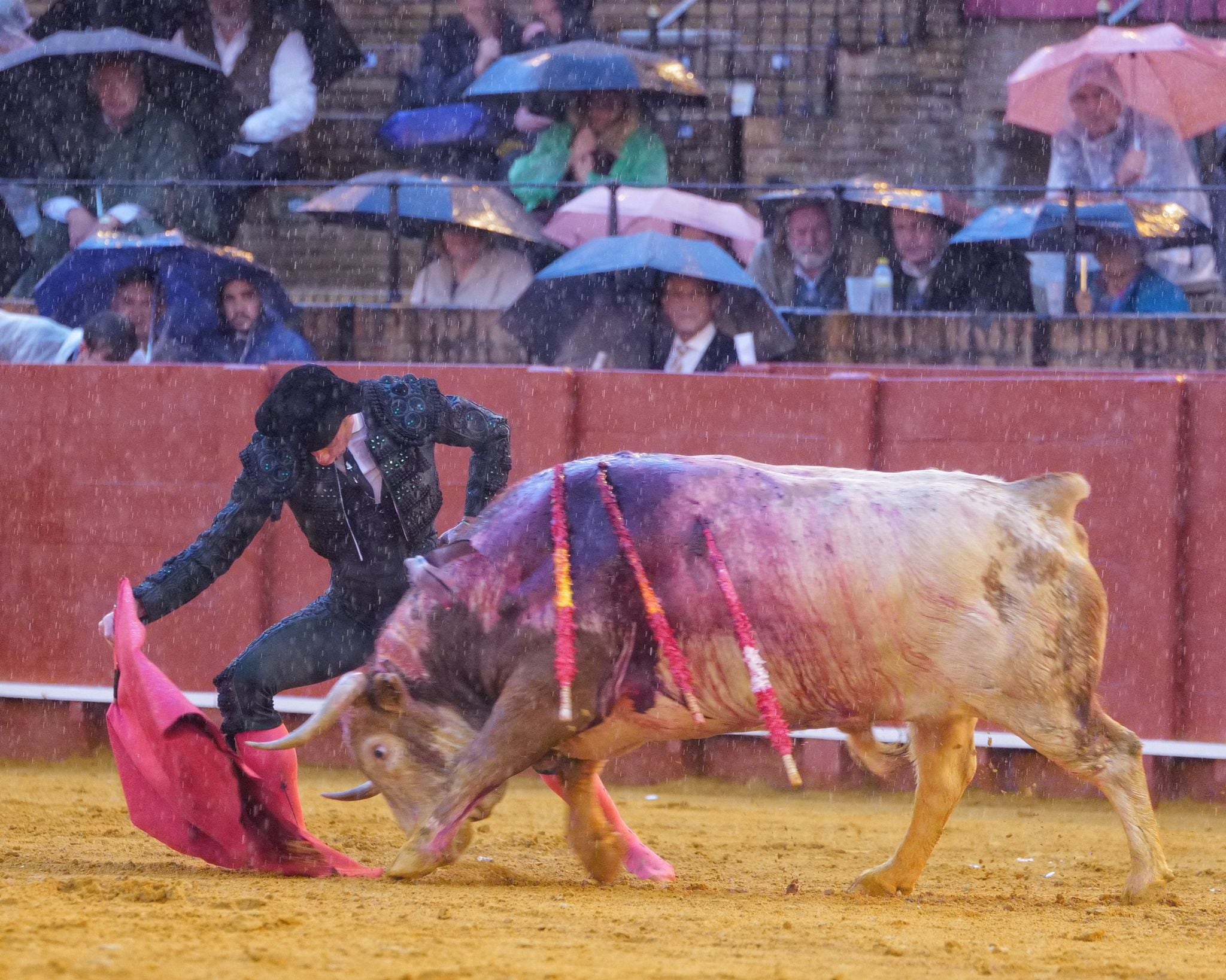 Pepe Moral, durante la lidia del cuarto toro, entre un gran aguacero.
