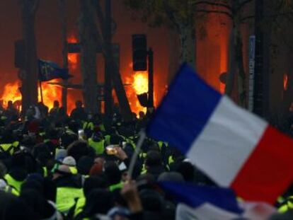 Las fuerzas de seguridad detienen a más de 400 personas y dispersan a centenares de manifestantes en el Arco del Triunfo. Hay más de 130 heridos