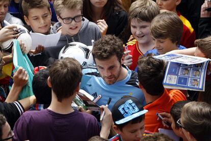 Juan Mata, avasallado por jóvenes aficionados en la concentración de Austria.