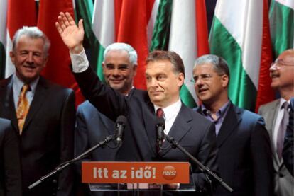El presidente del Fidesz, Viktor Orban, saluda a sus simpatizantes en Budapest, tras ganar por mayoría absoluta las elecciones en Hungría.