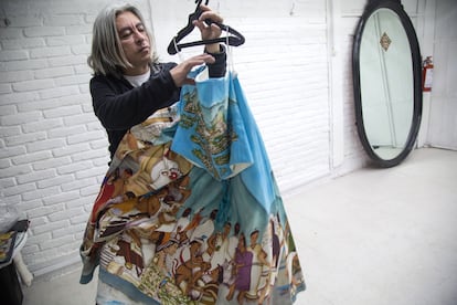 Héctor Gordillo trabaja en uno de sus vestidos desde su nuevo taller.