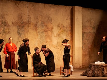 Escena de la versión de José Carlos Plaza de 'La Casa de Bernarda Alba' en el Teatro Apolo de Barcelona.