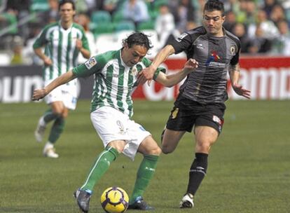 Sergio García, autor del gol del Betis, recorta ante Tiago Gomes