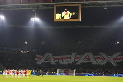 Jugadores del Ajax y Real Madrid guardan un minuto de silencio por el jugador argentino Emilio Sala. Sala murió en un accidente de avión.