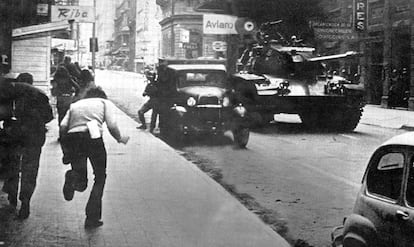 Militares chilenos toman las calles de Santiago durante el golpe de Estado del 11 de septiembre de 1973.
