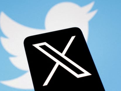 Logo de X (en primer plano) y de Twitter.