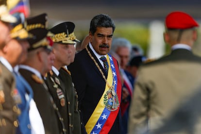 Nicolás Maduro junto a militares, en Caracas.