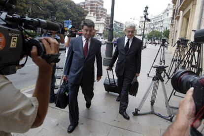 Los abogados de Camps, el martes a su llegada al Tribunal Superior de Justicia valenciano.